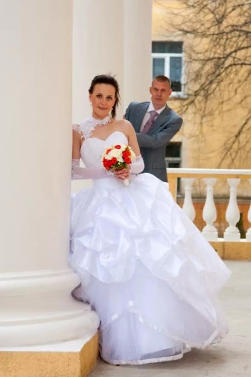 Продаётся Свадебное платье цвет белый подъюбник 